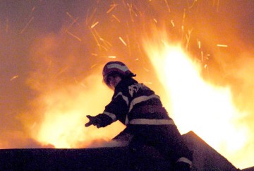 Situaţie suspectă în buricul Constanţei: o casă a luat foc de 3 ori în mai puţin de 24 de ore